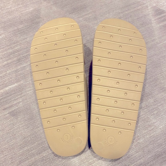 Gap Pool Pillow Slides (Size 7) - Picture 3 of 3